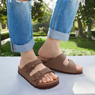 dame die bruine sandalen draagt