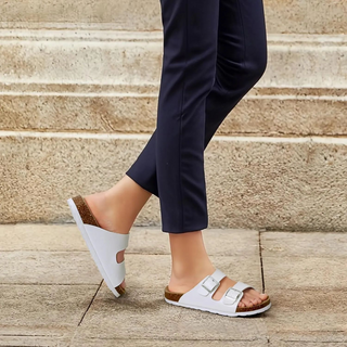vrouwen die witte sandalen dragen