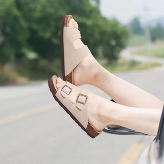 dame die beige sandalen draagt