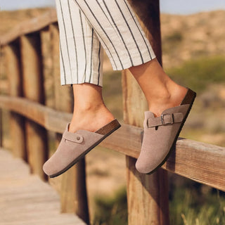 dame in suède beige clog