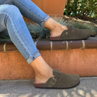 dame draagt suède groene clog