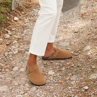 dame draagt suède bruine clog