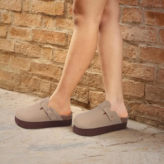 Dame draagt platform clog