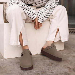 Dame draagt platform clog