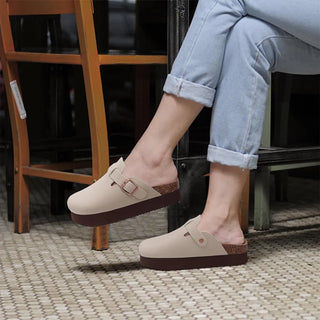 Dame draagt platform clog