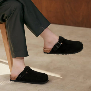 dame draagt zwarte suède clog 