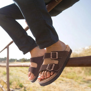 man draagt bruine suède platform sandalen